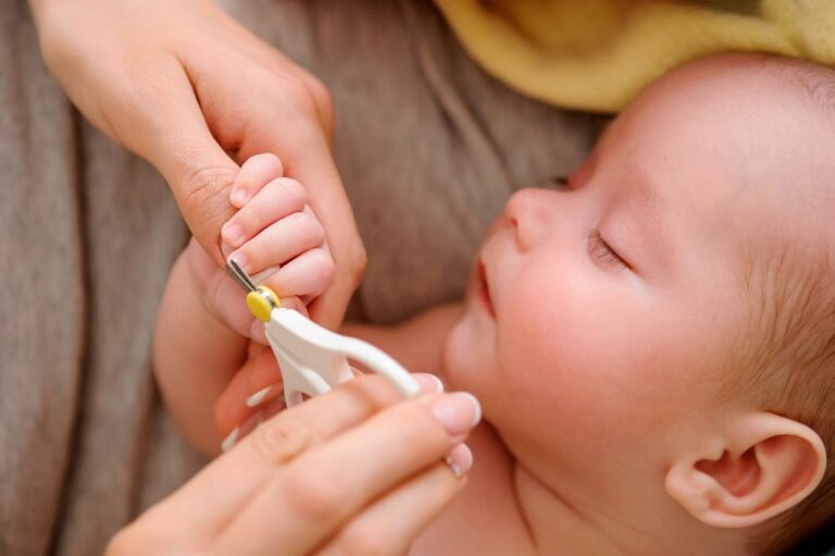 How to cut baby nails